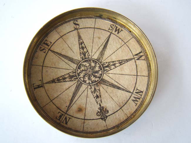 An early 18th century pocket sundial and compass circa 1720-1750 — image 2